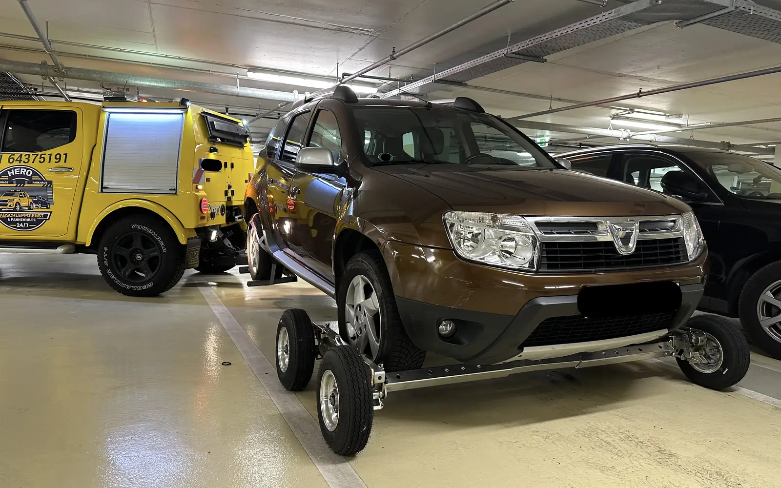 Abschleppdienst Hamburg: Hero setzt einen Falschparker mit Rangierrollern in einer Tiefgarage um