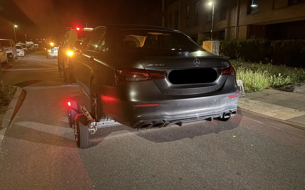 Abschleppdienst Hamburg bei Nacht: Limousine wird mit Rangierrollern abtransportiert