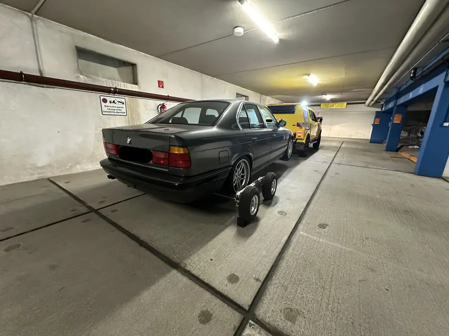 Fahrzeug auf Rangierrollern in einer Tiefgarage in Hamburg – schonender Transport ohne rollende Räder