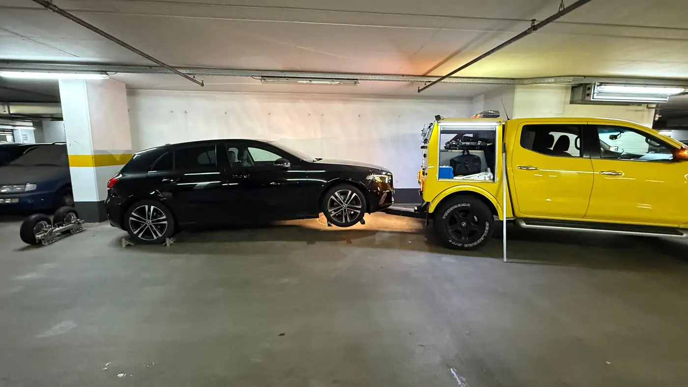 Abschleppen aus der Tiefgarage in Hamburg mit Spezialfahrzeug für niedrige Einfahrtshöhen