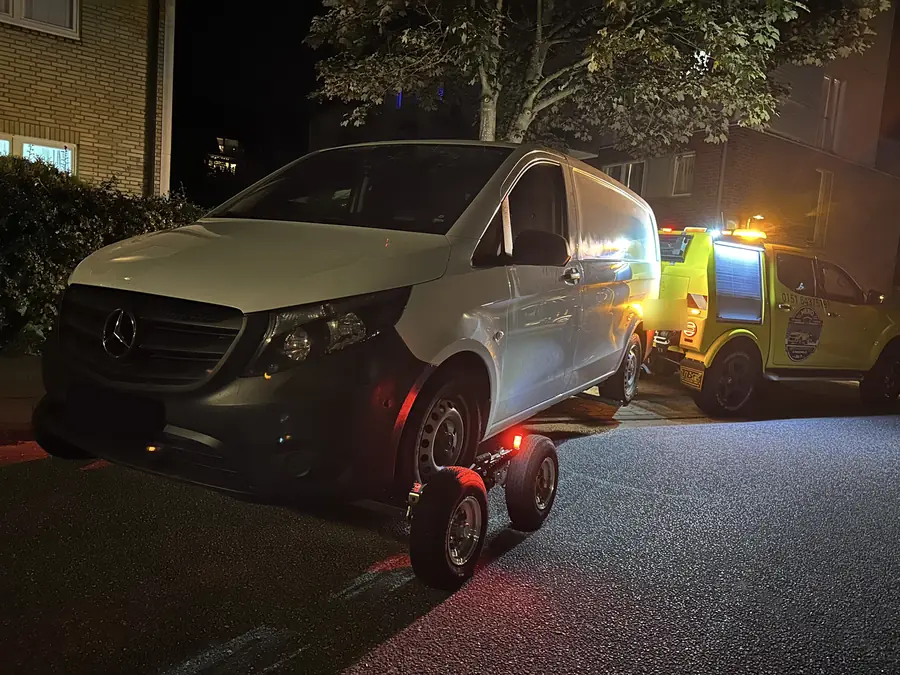 Abtransport eines nicht fahrbereiten Fahrzeugs bei Nacht in Hamburg