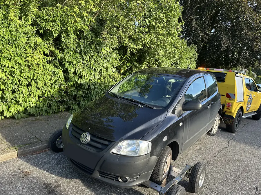Fahrzeugbergung am Grünstreifen in Hamburg – Pkw wird neben der Hecke vom Bordstein geholt