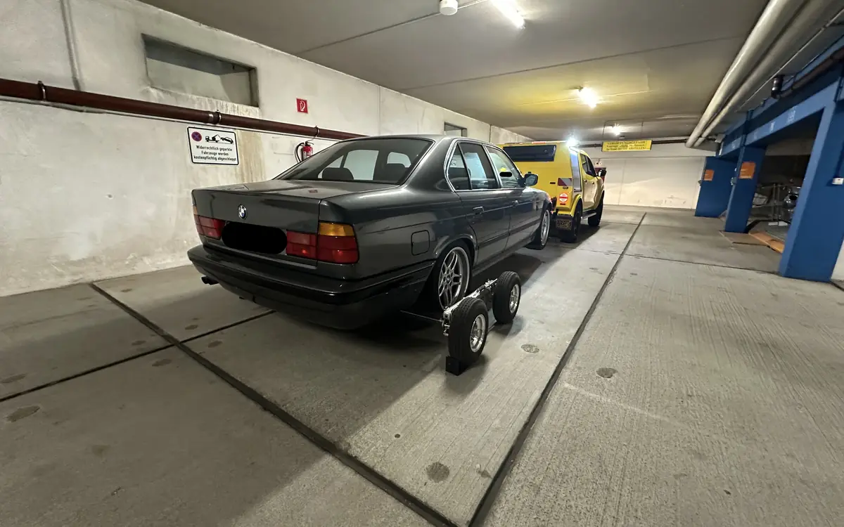 Fahrzeugbergung aus einer Tiefgarage in Hamburg: Pkw auf Rangierrollern vor dem Abschleppfahrzeug