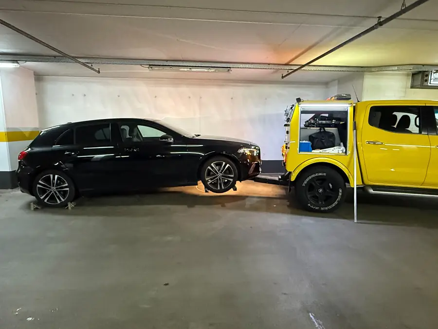 Bergung eines Fahrzeugs aus einer Tiefgarage in Hamburg mit Rangierrollern und Spezialfahrzeug