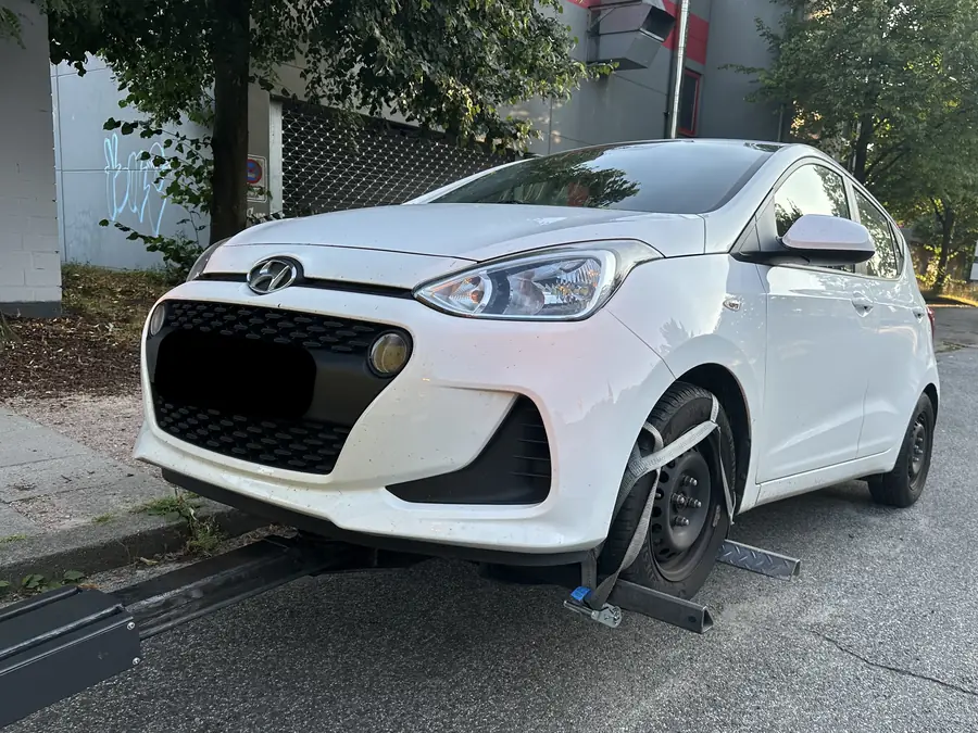 Falschparker wird in Hamburg umgesetzt und gesichert verladen