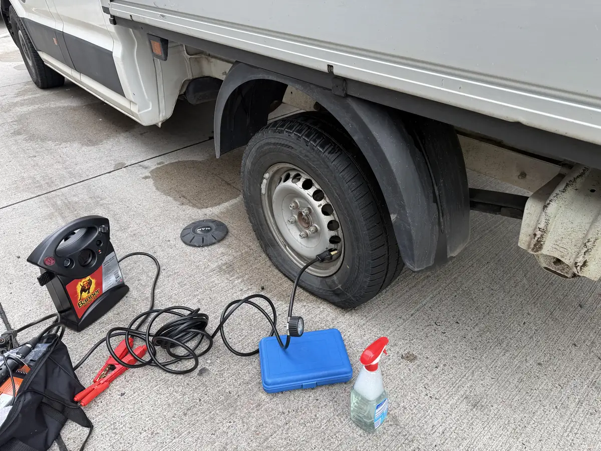 Pannenhilfe-Ausrüstung beim Reifenwechsel an einem Transporter in Hamburg